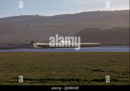 Treno di classe CAF 195 della ferrovia settentrionale che attraversa il viadotto di Arnside L'estuario del fiume Kent sulla panoramica ferrovia della costa della Cumbria linea Foto Stock