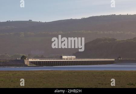 Treno di classe CAF 195 della ferrovia settentrionale che attraversa il viadotto di Arnside L'estuario del fiume Kent sulla panoramica ferrovia della costa della Cumbria linea Foto Stock