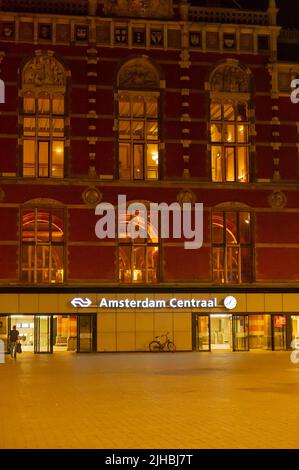 L'ingresso principale alla stazione centrale di Amsterdam di notte Foto Stock