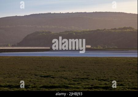 Treno di classe Nord CAF 195 a Arside viadotto attraverso l'estuario del fiume Kent sulla panoramica linea ferroviaria della costa Cumbrian Foto Stock
