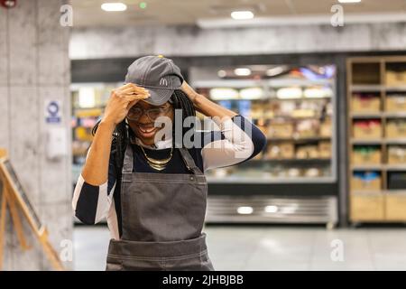 Kemi Badenoch, il deputato di Saffron Walden che sta per diventare il prossimo primo Ministro britannico all'inizio di quest'anno in visita alla sede centrale di McDonald, Regno Unito 14th marzo 2022, Londra, Regno Unito Credit: Jeff Gilbert/Alamy Live News Foto Stock