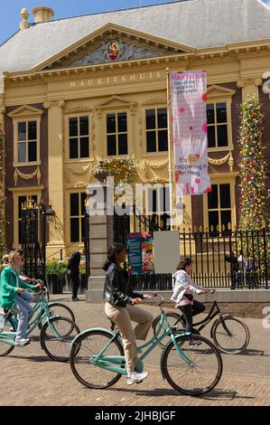 La Mauritshuis, con le biciclette in movimento in primo piano, Den Haag, Paesi Bassi Foto Stock