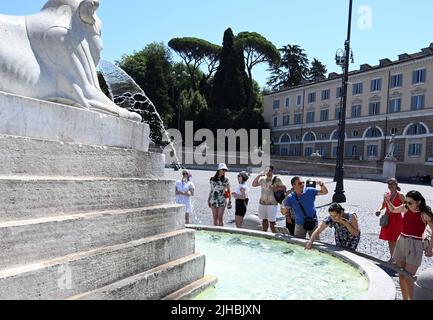 Roma. 17th luglio 2022. Il 17 luglio 2022 i turisti si rinfrescaranno vicino a una fontana in Piazza del Popolo a Roma. Un'ondata di caldo continua a sgranare in tutta Italia. Credit: Alberto Lingria/Xinhua/Alamy Live News Foto Stock