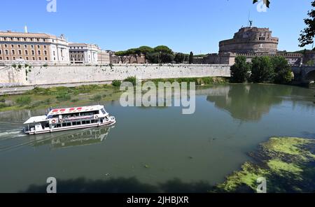 Roma, Italia. 17th luglio 2022. Una nave naviga sul Tevere a Roma, 17 luglio 2022. Un'ondata di caldo continua a sgranare in tutta Italia. Credit: Alberto Lingria/Xinhua/Alamy Live News Foto Stock