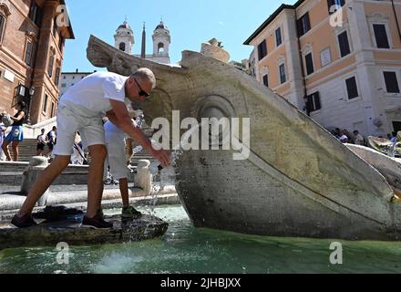 Roma. 17th luglio 2022. I turisti si rinfrescano presso una fontana in Piazza di Spagna a Roma il 17 luglio 2022. Un'ondata di caldo continua a sgranare in tutta Italia. Credit: Alberto Lingria/Xinhua/Alamy Live News Foto Stock