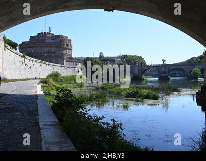Roma. 17th luglio 2022. Foto scattata il 17 luglio 2022 mostra una vista sul Tevere a Roma. Un'ondata di caldo continua a sgranare in tutta Italia. Credit: Alberto Lingria/Xinhua/Alamy Live News Foto Stock