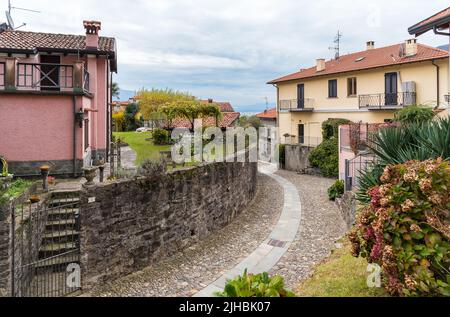 Strade acciottolate nel centro storico di Maccagno inferiore, è un paese situato sul lago maggiore in provincia di Varese, Lombardia, Italia Foto Stock