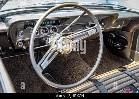 Lebanon, TN - 14 maggio 2022: Primo piano Vista dettagliata dell'interno di un vagone di Belair Chevrolet del 1962 ad una mostra di auto locale. Foto Stock