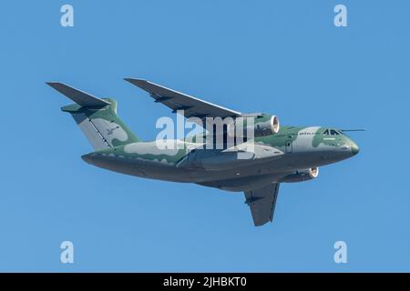 Farnborough Airshow, luglio 2022. Un aereo di trasporto del KC390 di proprietà della Forra Aérea Brasileira in volo pochi giorni prima dell'inizio del salone. Foto Stock