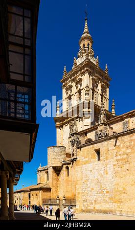Vista sulla strada El Burgo de Osma con campanile della Cattedrale dell'Assunzione Foto Stock