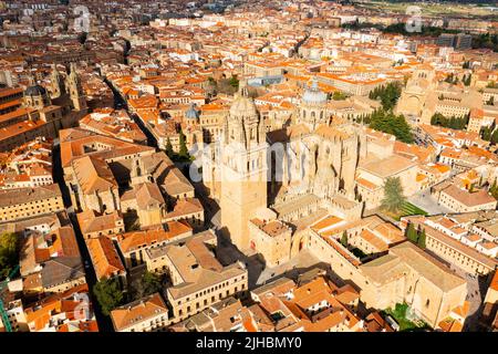 Vista sul centro storico di Salamanca con la cattedrale e la Clerecia Foto Stock