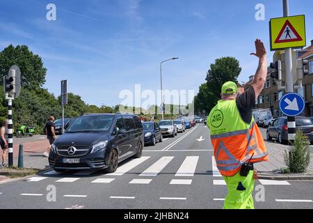 2022-07-17 14:41:06 SCHEVENINGEN - folle sulle strade per e dalla spiaggia. I bagnanti cercano un rinfresco sulla spiaggia di Scheveningen. A causa dell'aumento della temperatura, il piano termico nazionale entrerà in vigore lunedì. ANP PHIL NIJHUIS olanda out - belgio out Foto Stock