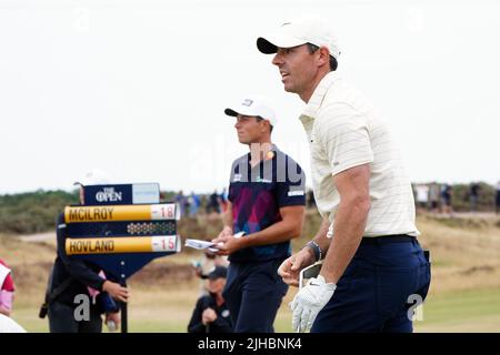 Rory McIlroy (a destra) dell'Irlanda del Nord sfida il 11th come Viktor Hovland norvegese durante il quarto giorno dell'Open at the Old Course, St Andrews. Data foto: Domenica 17 luglio 2022. Foto Stock