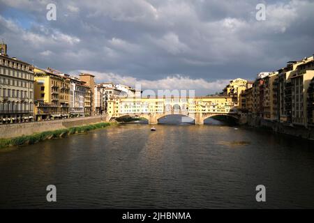 Il fiume Arno e il Ponte Vecchio a Firenze Foto Stock