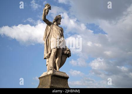 Statua d'autunno di Giovanni Caccini Ponte Santa Trinita a Firenze Foto Stock