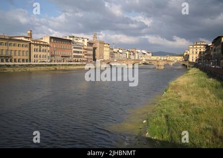 Fiume Arno e Ponte Santo Trinita a Firenze Foto Stock