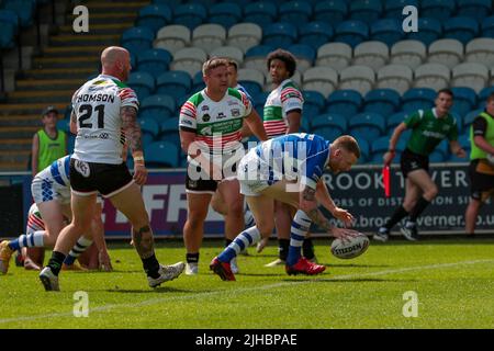 Halifax, Regno Unito. 17th luglio 2022. PROVA JOE KEYES HALIFAX durante la partita del campionato Betfred tra Halifax RLFC e Workington Town allo Shay Stadium, Halifax, Regno Unito, il 17 luglio 2022. Foto di Simon Hall. Solo per uso editoriale, licenza richiesta per uso commerciale. Nessun utilizzo nelle scommesse, nei giochi o nelle pubblicazioni di un singolo club/campionato/giocatore. Credit: UK Sports Pics Ltd/Alamy Live News Foto Stock