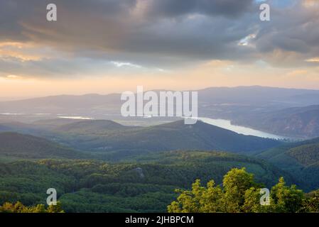 Sunset view of hills surrounding Danube river Foto Stock