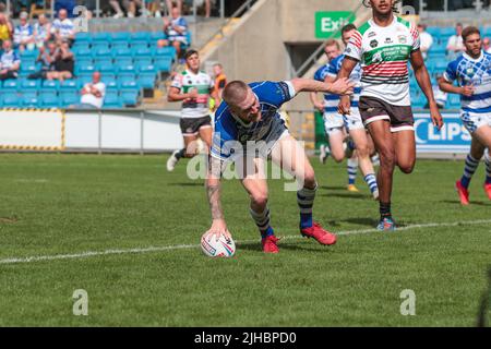 Halifax, Regno Unito. 17th luglio 2022. Joe Keyes prova Halifax durante la partita del campionato Betfred tra Halifax RLFC e Workington Town allo Shay Stadium, Halifax, Regno Unito, il 17 luglio 2022. Foto di Simon Hall. Solo per uso editoriale, licenza richiesta per uso commerciale. Nessun utilizzo nelle scommesse, nei giochi o nelle pubblicazioni di un singolo club/campionato/giocatore. Credit: UK Sports Pics Ltd/Alamy Live News Foto Stock