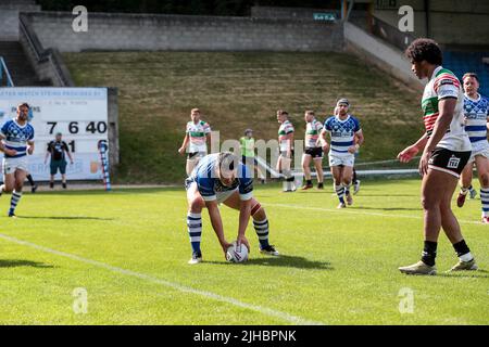 Halifax, Regno Unito. 17th luglio 2022. Prova Halifax James Saltonstall durante la partita del campionato Betfred tra la RLFC di Halifax e Workington Town allo Shay Stadium, Halifax, Regno Unito, il 17 luglio 2022. Foto di Simon Hall. Solo per uso editoriale, licenza richiesta per uso commerciale. Nessun utilizzo nelle scommesse, nei giochi o nelle pubblicazioni di un singolo club/campionato/giocatore. Credit: UK Sports Pics Ltd/Alamy Live News Foto Stock