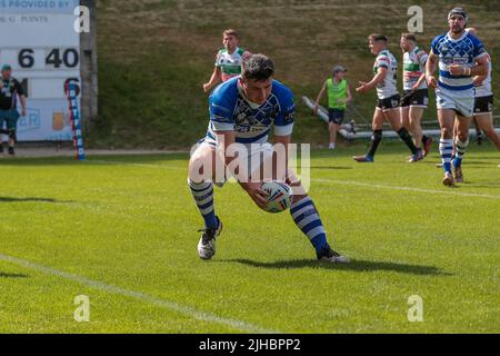 Halifax, Regno Unito. 17th luglio 2022. James Saltonstall prova Halifax durante la partita di Betfred Championship tra Halifax RLFC e Workington Town allo Shay Stadium, Halifax, Regno Unito, il 17 luglio 2022. Foto di Simon Hall. Solo per uso editoriale, licenza richiesta per uso commerciale. Nessun utilizzo nelle scommesse, nei giochi o nelle pubblicazioni di un singolo club/campionato/giocatore. Credit: UK Sports Pics Ltd/Alamy Live News Foto Stock