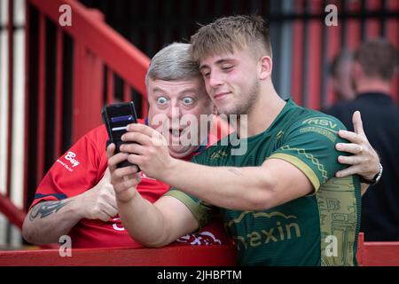 Kingston upon Hull, Regno Unito. 17th luglio 2022. Mikey Lewis #20 di Hull KR ha la sua foto scattata con un sostenitore di Hull KR dopo aver battuto Wakefield 15-10 a Kingston upon Hull, Regno Unito il 7/17/2022. (Foto di James Heaton/News Images/Sipa USA) Credit: Sipa USA/Alamy Live News Foto Stock