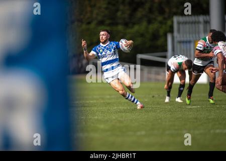 Halifax, Regno Unito. 17th luglio 2022. Zack McComb in carica per Halifax durante la partita di Betfred Championship tra Halifax RLFC e Workington Town allo Shay Stadium, Halifax, Regno Unito, il 17 luglio 2022. Foto di Simon Hall. Solo per uso editoriale, licenza richiesta per uso commerciale. Nessun utilizzo nelle scommesse, nei giochi o nelle pubblicazioni di un singolo club/campionato/giocatore. Credit: UK Sports Pics Ltd/Alamy Live News Foto Stock