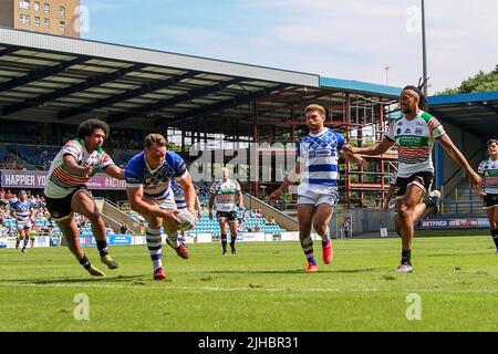 Halifax, Regno Unito. 17th luglio 2022. Prova Halifax Panthers ed Barber durante la partita del campionato Betfred tra Halifax RLFC e Workington Town allo Shay Stadium, Halifax, Regno Unito, il 17 luglio 2022. Foto di Simon Hall. Solo per uso editoriale, licenza richiesta per uso commerciale. Nessun utilizzo nelle scommesse, nei giochi o nelle pubblicazioni di un singolo club/campionato/giocatore. Credit: UK Sports Pics Ltd/Alamy Live News Foto Stock