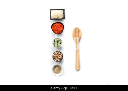 Antico grano cibo superfood set. Un certo numero di ciotole di superfood su uno sfondo bianco. Un'alternativa ai prodotti alimentari in crisi. Cibo sano dimenticato Foto Stock