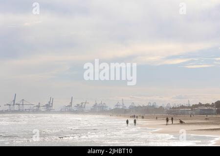 L'estate vibes sulla soleggiata spiaggia autunnale di Malvarrosa a Valencia, Spagna. Vaste distese di sabbia fine liscia sulla costa del mare attraggono i vacanzieri a sol Foto Stock