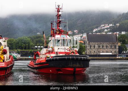 Tug Boat BB Supporter ormeggio accanto BB Server al molo di Tollbodkaien nel porto di Bergen, Norvegia Foto Stock