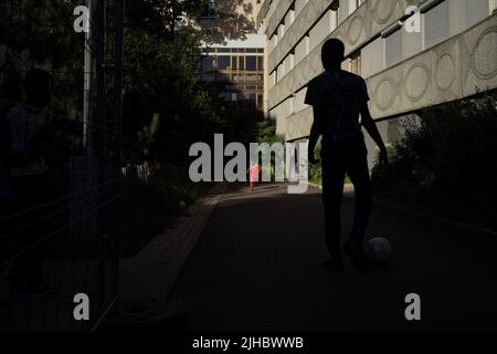 I bambini giocano a palla fuori dalla loro casa, HLM casa sociale immobiliare, 4 rue de Crimée, 75019, Parigi, Francia Foto Stock