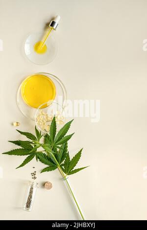 Olio CBD in una pipetta, tintura, semi di canapa e foglie di marijuana su sfondo chiaro olio CBD in vetreria da laboratorio, capsule di Petri. Concetto medico o Foto Stock