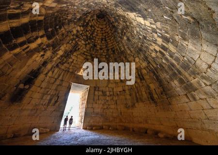 All'interno del Tesoro di Atreo noto anche come la tomba di Agamennone, un tholos miceneo, tomba di alveare, a Micene, Argolide, Peloponneso, Grecia Foto Stock