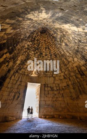 All'interno del Tesoro di Atreo noto anche come la tomba di Agamennone, un tholos miceneo, tomba di alveare, a Micene, Argolide, Peloponneso, Grecia Foto Stock