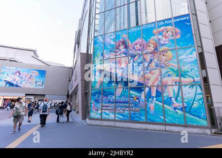 Akihabara, Giappone - 5 settembre 2020: La gente cammina davanti a un tabellone di anime giganti ad Akihabara. Foto Stock