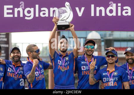 Manchester, Regno Unito. 17th luglio 2022. Arshdeep Singh of India e i suoi compagni di squadra sollevano la Royal London One Day Series dopo aver battuto l'Inghilterra 1-2 Credit: News Images LTD/Alamy Live News Foto Stock