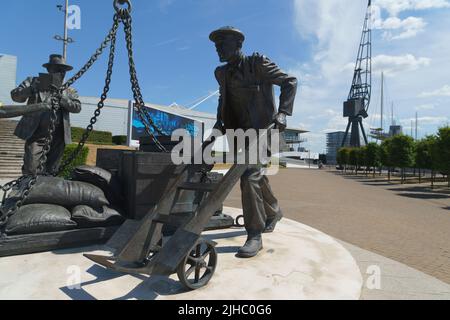 Le gru statiche presso il porto fanno parte del restauro del Royal Victoria Dock nella zona docklands di Londra. Scultura 'sbarcata' Les Johnson Foto Stock