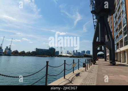 Una vista sul Royal Victoria Dock, Londra, Regno Unito, all'inizio dell'estate. Foto Stock