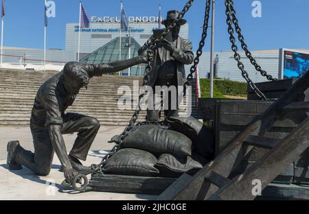 'Atterrato' la statua dei Dockers di Les Johnson al Victoria Dock. Foto Stock