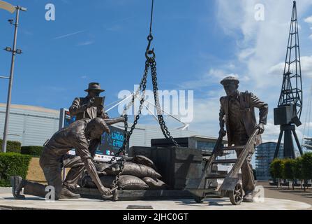 'Atterrato' la statua dei Dockers di Les Johnson al Victoria Dock. Foto Stock