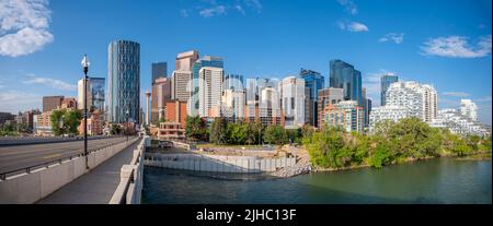 Vista estiva di Calgary Alberta lungo il fiume Bow. Foto Stock