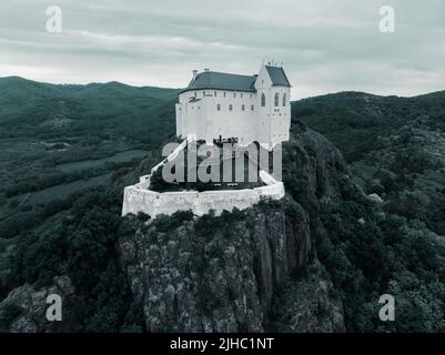 Vista aerea di un castello medievale su un Hilltop a Fuzer, Ungheria Foto Stock