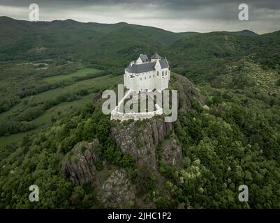 Vista aerea di un castello medievale su un Hilltop a Fuzer, Ungheria Foto Stock