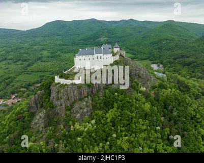 Vista aerea di un castello medievale su un Hilltop a Fuzer, Ungheria Foto Stock