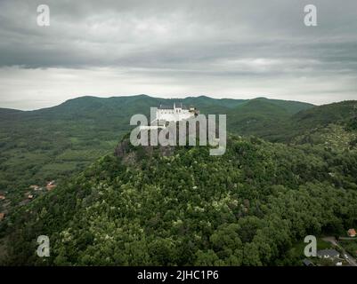 Vista aerea di un castello medievale su un Hilltop a Fuzer, Ungheria Foto Stock