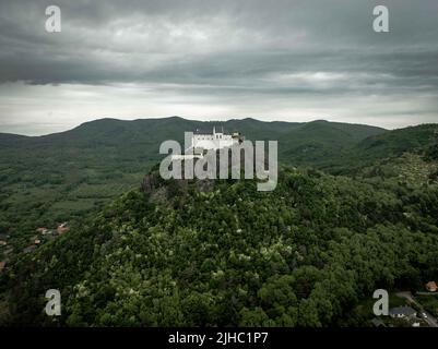 Vista aerea di un castello medievale su un Hilltop a Fuzer, Ungheria Foto Stock