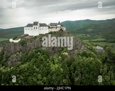 Vista aerea di un castello medievale su un Hilltop a Fuzer, Ungheria Foto Stock