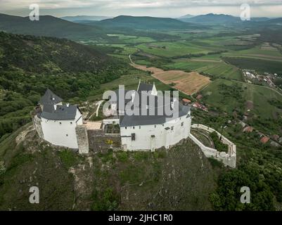 Vista aerea di un castello medievale su un Hilltop a Fuzer, Ungheria Foto Stock