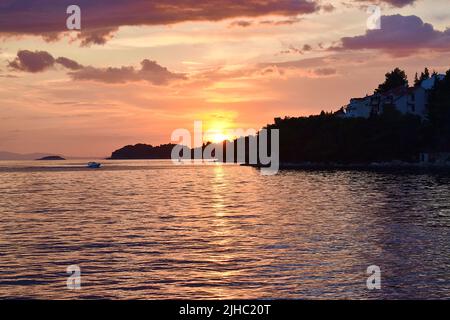 Tramonto sull'isola di Korcula, mare Adriatico. La foto è stata scattata a vela Luka, pittoresca cittadina nella parte occidentale di Korcula. Foto Stock